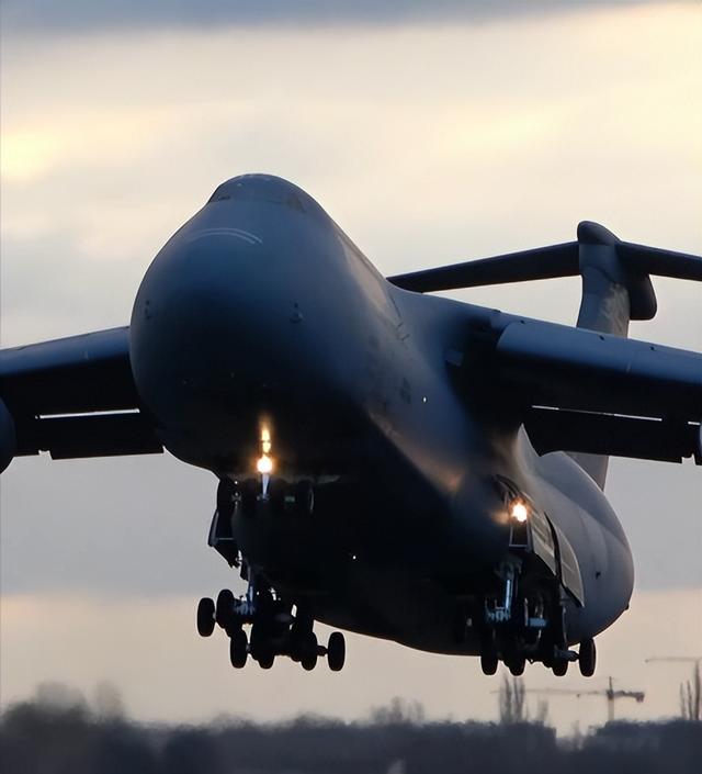 引擎爆炸、 90吨煤油，美国老飞机事故牵出美军军机安全危机