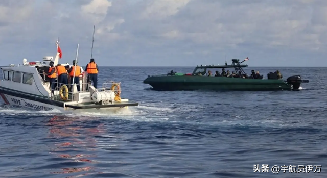 首次曝光：仁爱礁海域，中国海警拖离菲侵权船只，菲士兵已掏出枪