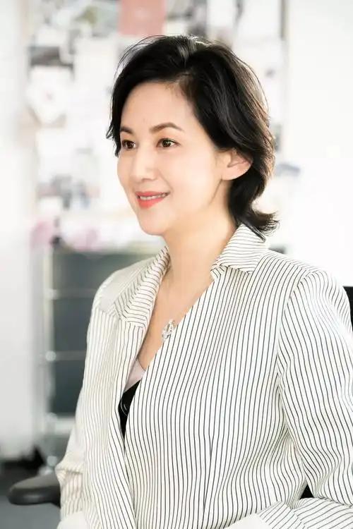 她是金牌美女主持,嫁上海首富生3个孩子,54岁看着像34岁好年轻