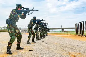 国内民兵装备都这么先进？95式步枪加快拔枪套，还有肩抗防空导弹图片