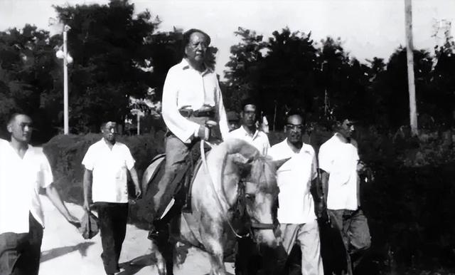 他给毛主席当了26年警卫员，后又保卫华国锋邓小平，如今依然在世