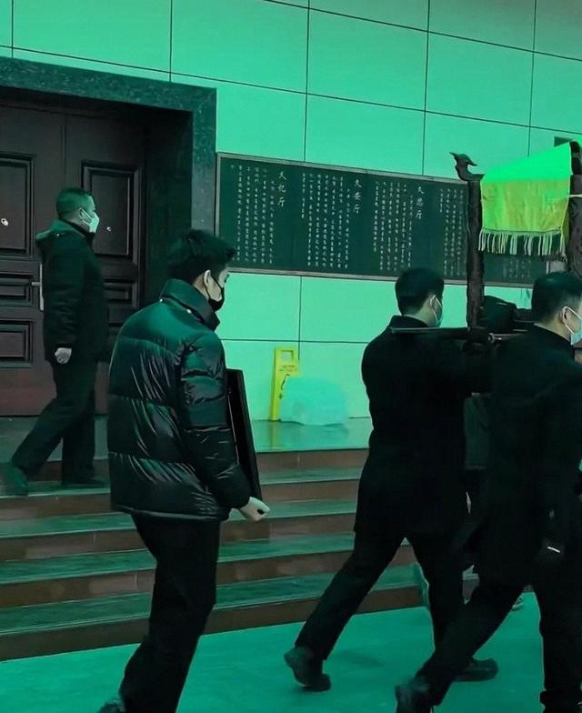 真相了！许亚军未赴何晴葬礼，当时他在美国洛杉矶陪小儿子用餐