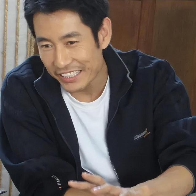 54岁凭央视大剧一夜爆火，如今又父子同台飙戏，17岁儿子比他还帅