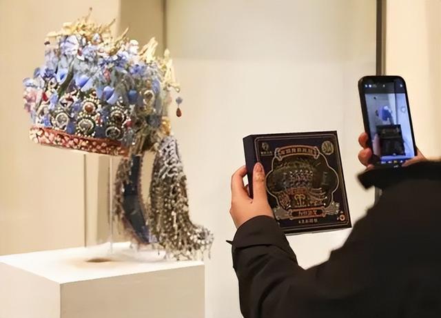 书店退潮，年轻人又冲去博物馆买文创了