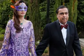 61岁印度富婆：肤白如雪穿紫色水晶裙陪儿子度假，首富丈夫像侍卫图片