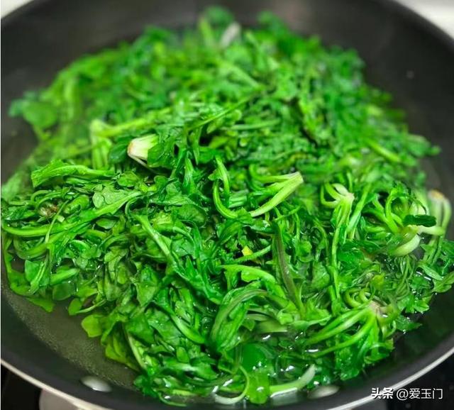 冬天，这菜使劲吃！一解毒，二对眼睛好，三护肝，冬天包饺子真香