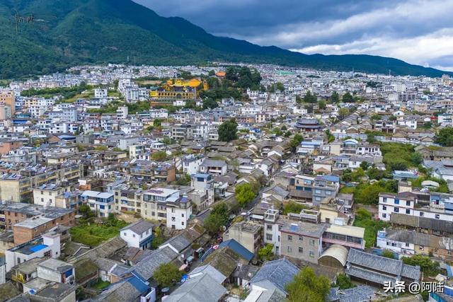 苍山南麓有条青石板路很有味道，中间的龙尾关是南诏军事要塞