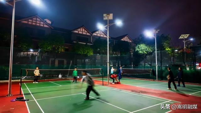 自在嵩明丨一站式遛娃、美食、运动！银杏广场的夜太会玩