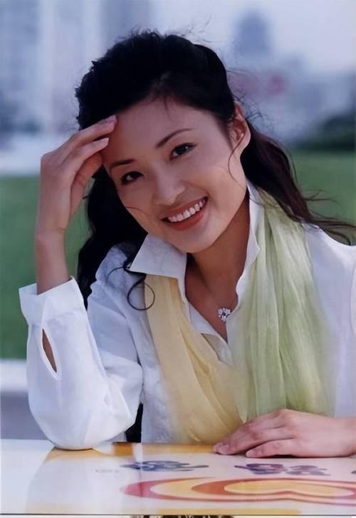 她是“央视一姐”，结婚12年选择离婚，坦然：婚姻给我的尽是痛苦