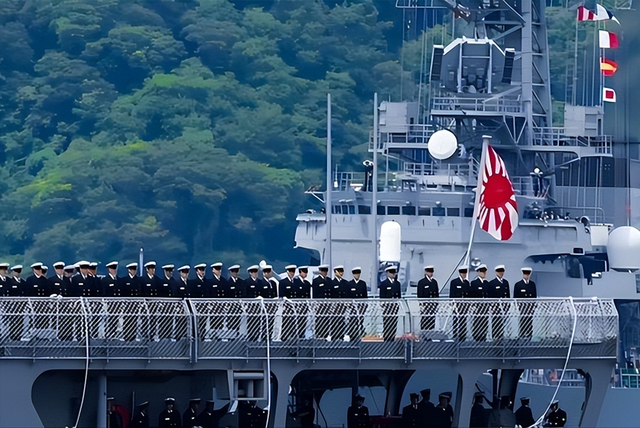 一声不吭造7艘准航母，美国才发现，真正对手已成闷声干大事的它