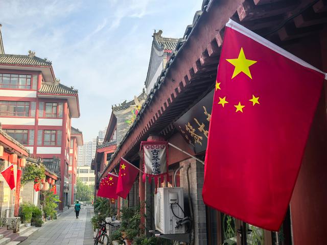 红旗漫卷映朱栏——当潍坊古典美邂逅“国庆红”……