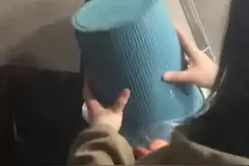 怒了！西宁女孩在酒店被多人群殴脱光下跪，割发并用垃圾桶套头！图片