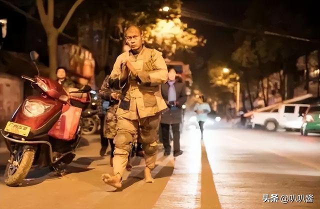 他用八年时间徒步走到拉萨，七步一叩首，7400里，竟磕出“天眼”