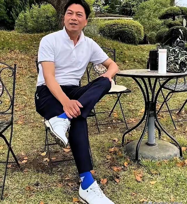 61岁江嘉良似30岁小伙，同框62岁妻子像母子！恩爱多年甜蜜依旧