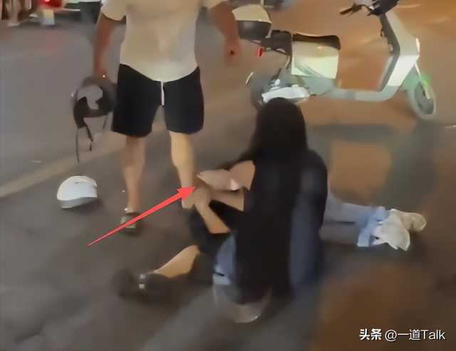 杭州男子暴打情夫后续！猛踹私处，妻子跪地求饶，猛料被扒是惯犯