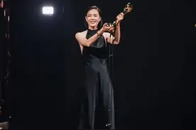 舞台上抽烟，10年不出专辑，归来仍获金曲奖，吴青峰爱了她20年？图片