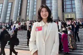 又美又飒！女排世界冠军空降北京开会，与名帅之女同框格外迷人图片