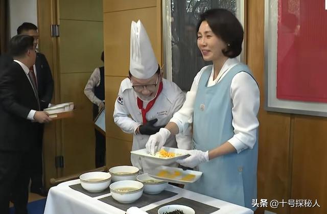 李在明也没想到，访华仅3天	，59岁妻子竟凭一个举动给他长脸了