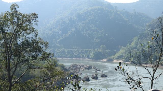 云南边境神秘村落，住在国际河畔，哈尼族阿克老寨
