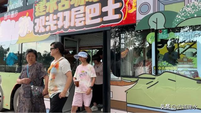 建水双层巴士暑期火爆 古城旅游再添新亮点