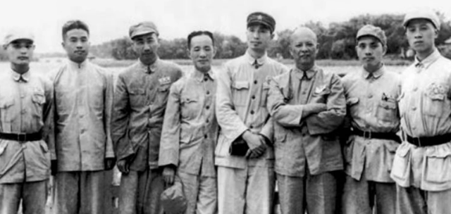起义将领嫌解放军文化低不肯配合，毛主席问：你们是国民党员吧？