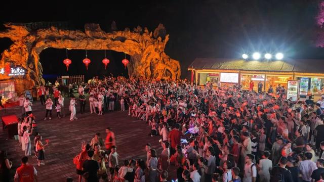 夜鹰潭，新活力！特色业态点亮假期，夜经济绽放绚丽光彩【全球学子嘉游赣 奇绝鹰潭逍遥游】