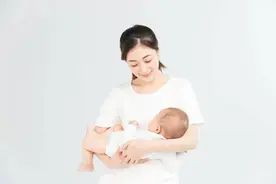 为什么宝宝喜欢被抱着走动，一坐下就哭闹？3个原因父母要知道图片