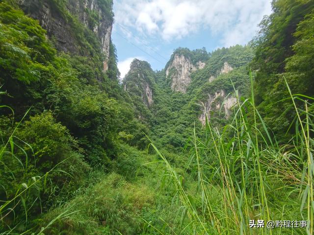 旧时古道，如今人迹罕至；峡谷中间，有一个美丽野瀑布