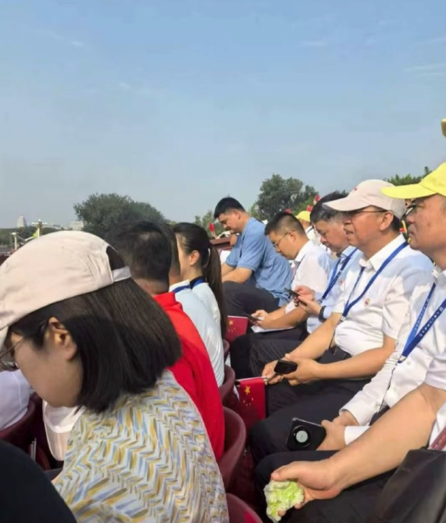 九三盛大阅兵！霍启刚姚明意外同框，郑钦文太兴奋，马龙太低调