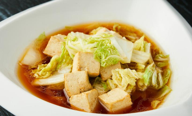 白菜炖豆腐，先炒白菜还是豆腐？大厨教你正确顺序，鲜香又入味