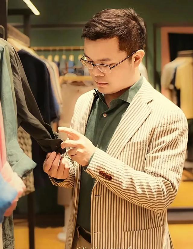 这就是向晗给金哥挑的衣服，跟模特穿的判若两人，还好成片还不错