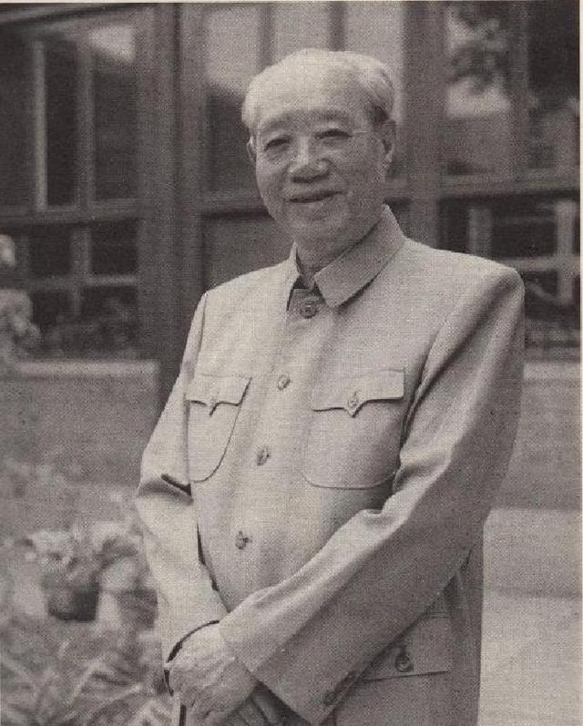 95岁汪东兴罕见露面，接受采访时曾直言：不少人都钻到了钱眼里
