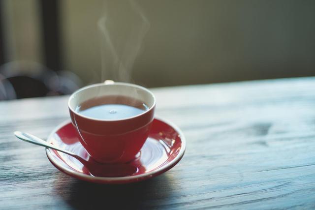 央视曝光：用这种杯子喝水，泡出重金属！用错水杯等于喝“毒”！