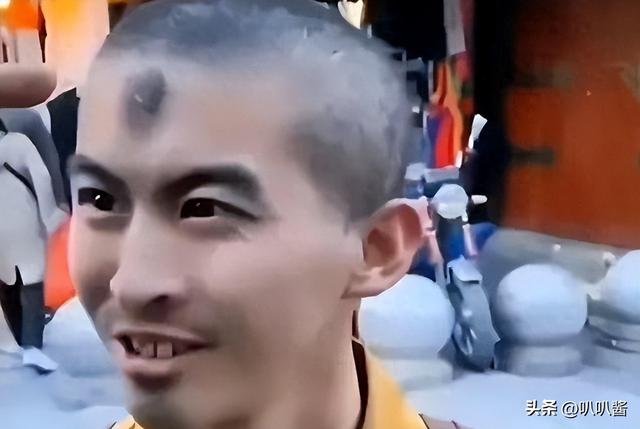 他用八年时间徒步走到拉萨，七步一叩首，7400里，竟磕出“天眼”