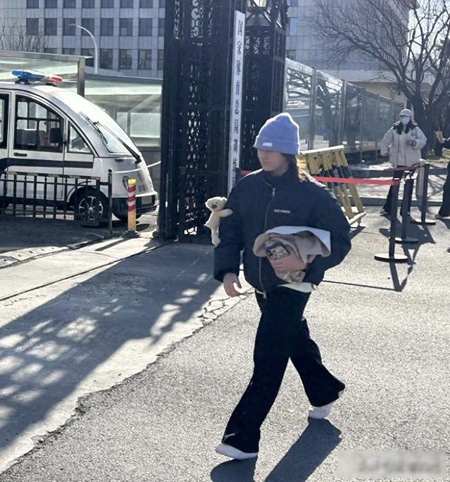 体育总局偶遇全红婵归队 包裹严实身姿挺拔 笑容满面 身形瘦了不少