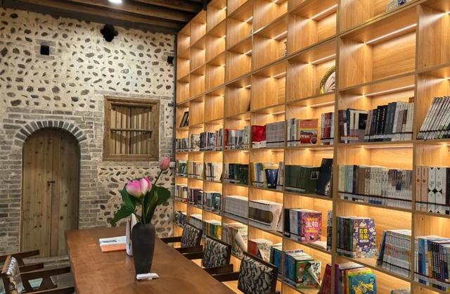 收好始兴这条线路，一天玩转艺术、古村与落羽杉，追一场岭南最绚烂的秋！