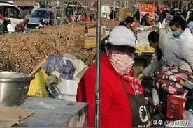 在济南吃到了菏泽的吊炉烧饼，老板的炉子很特别，月入3万图片
