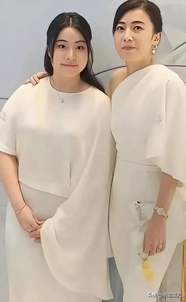 甘比携16岁大女儿亮相，相貌复刻刘銮雄，网友说神似阿娇！ ​