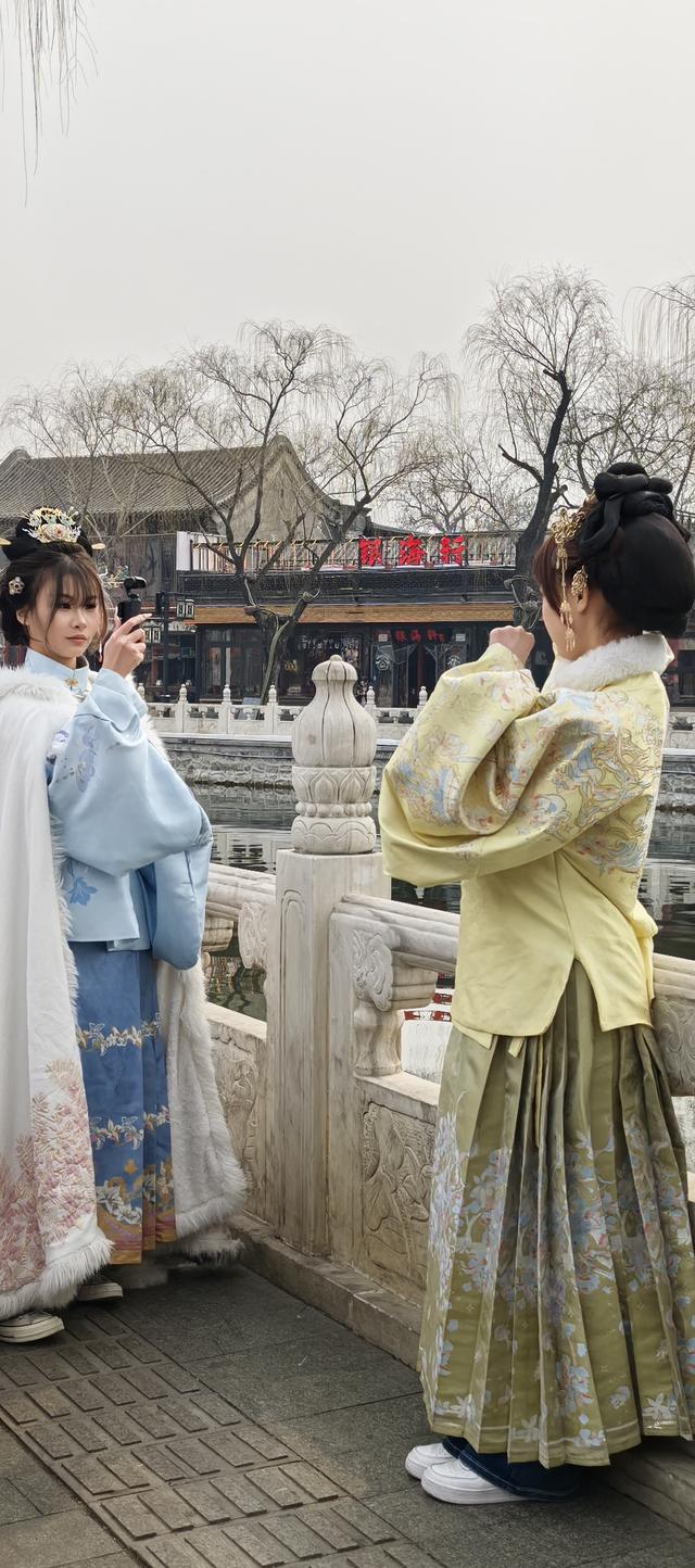 银锭桥头诉风雅，一怀情思寄天涯