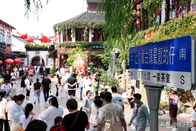 喜气洋洋，长假首日上海千年古镇七宝老街人头攒动