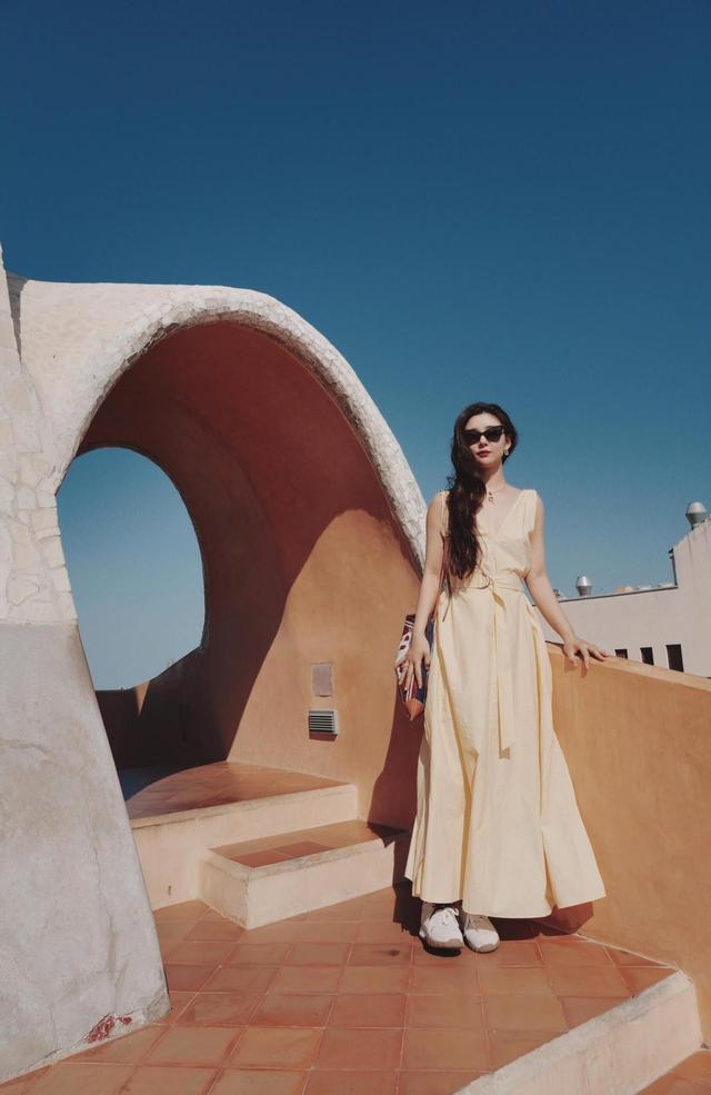 40岁李小萌太丰满	，穿吊带裙都兜不住好身材，难怪直男都喜欢她