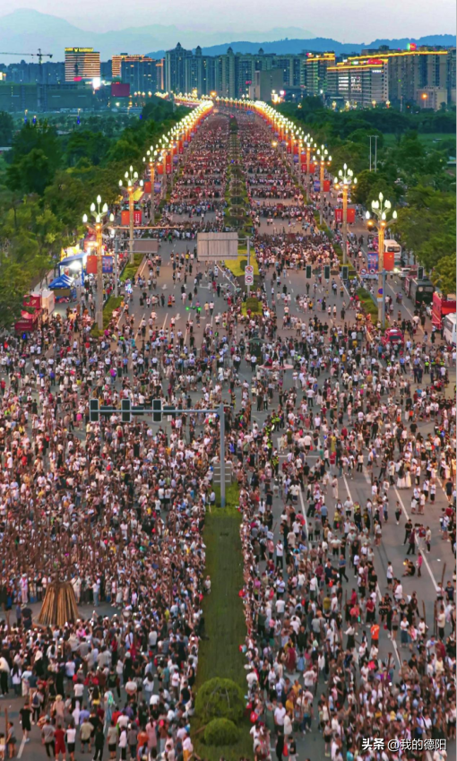 德阳灯会联袂西昌火把节 古蜀光影盛宴点亮凉山夜
