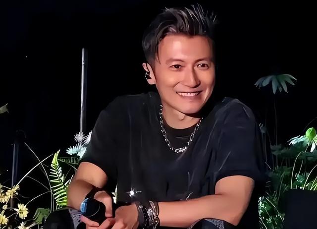 王菲也没想到	，自己的现任男友谢霆锋，竟走上了和李亚鹏一样的路