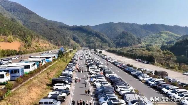 广东韶关南雄帽子峰旅游景区客流激增 多部门联动服务