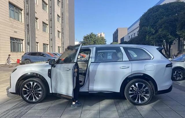 宝骏华境S再度现身，联手华为，车长超问界M9且配1.5T插混