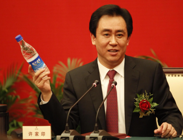 这下麻烦大了！短短3个月，许家印再迎5大噩耗，王健林的话应验了
