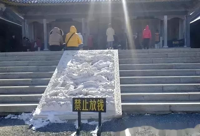 为啥欧美著名教堂大多不收费，国内寺庙普遍收费，原因其实很简单