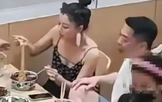 45岁的殷桃与男友在北京一小面馆被拍。