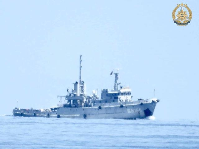 菲军威胁中国，敢登座滩军舰就动武，不到72小时，中国拖船逼近