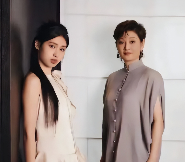 徐帆回应离婚5个月，冯小刚近况曝光，他的“小心思”再藏不住了